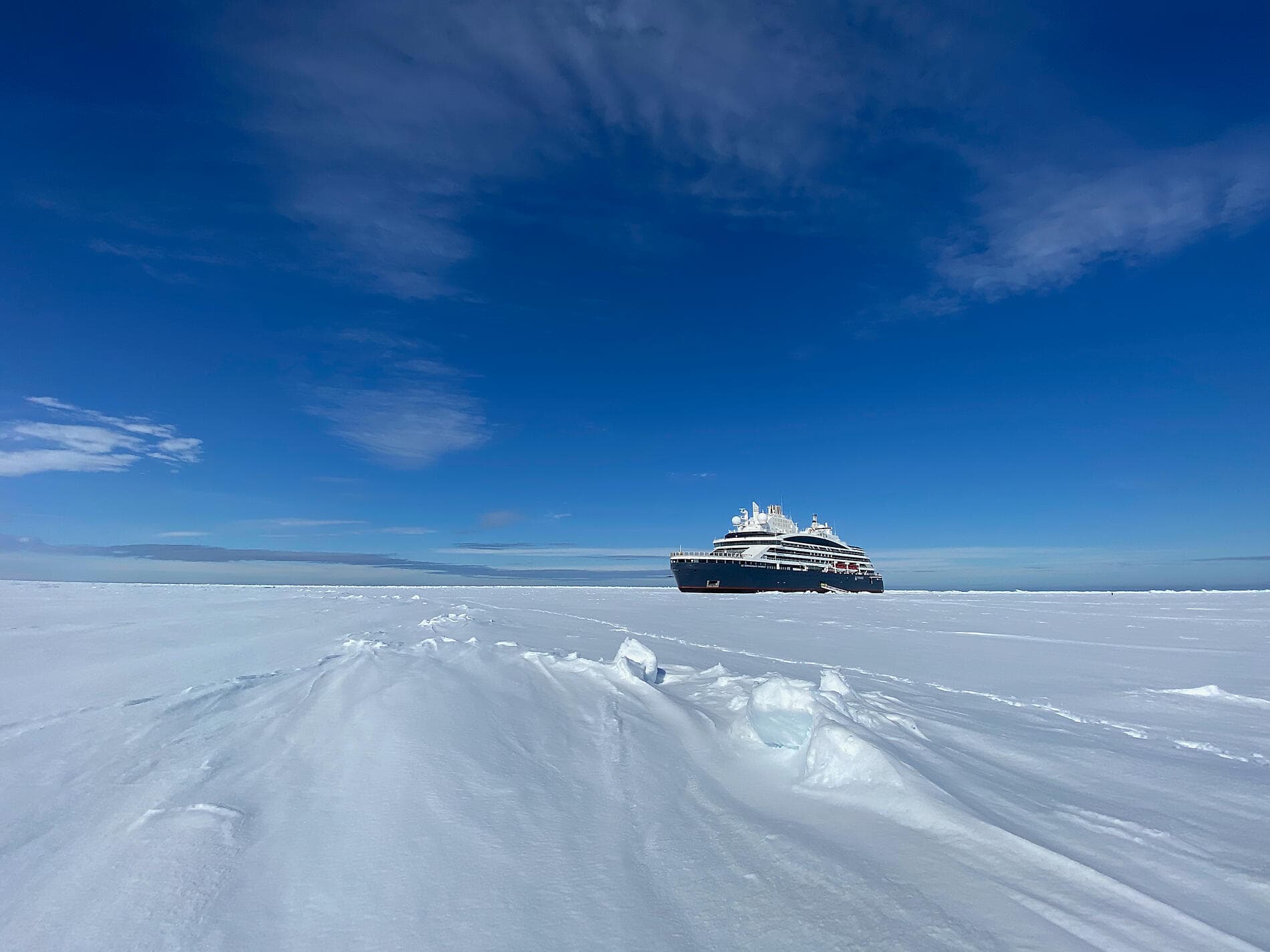 Unexplored Western Antarctica between Two Continents 