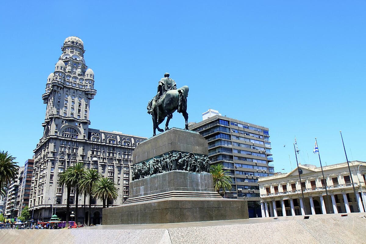 Emblematic South American shores and cities 